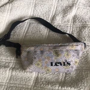 Levi’s banana sling